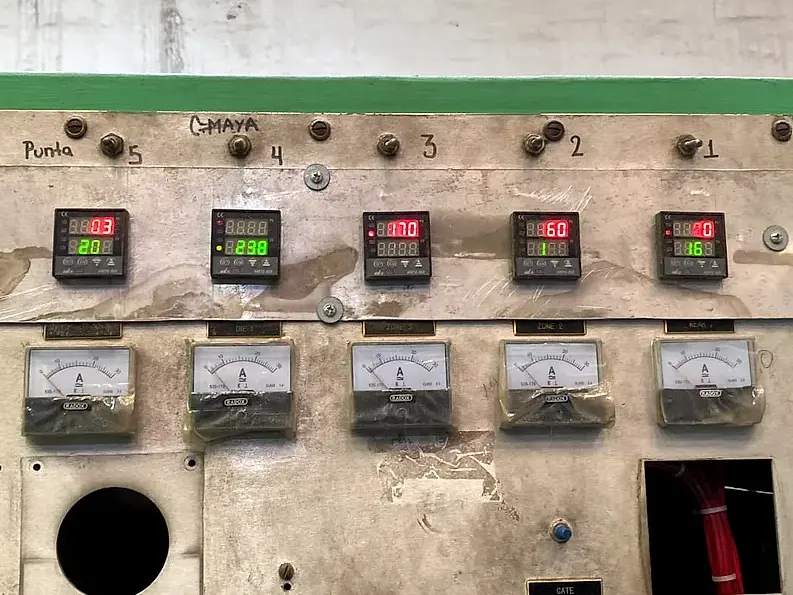 Tablero de control de proceso con cinco controladores de temperatura y amperímetros por zona